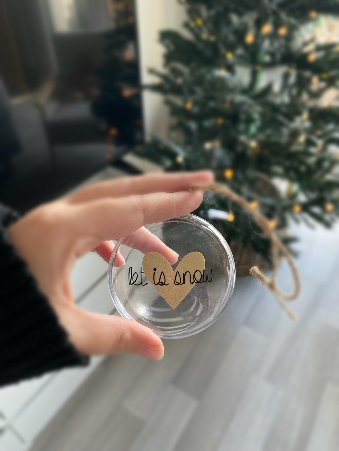 Boule de Noël Let is now