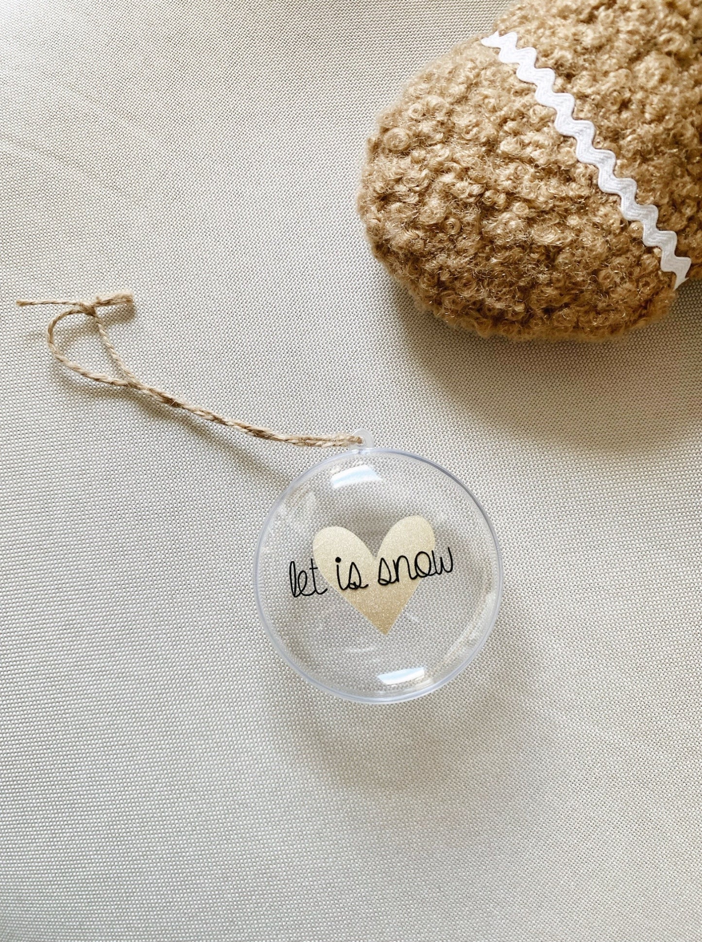 Boule de Noël Let is now