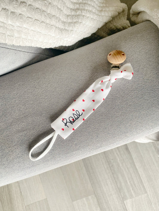 L’ATTACHE TÉTINE CŒURS
